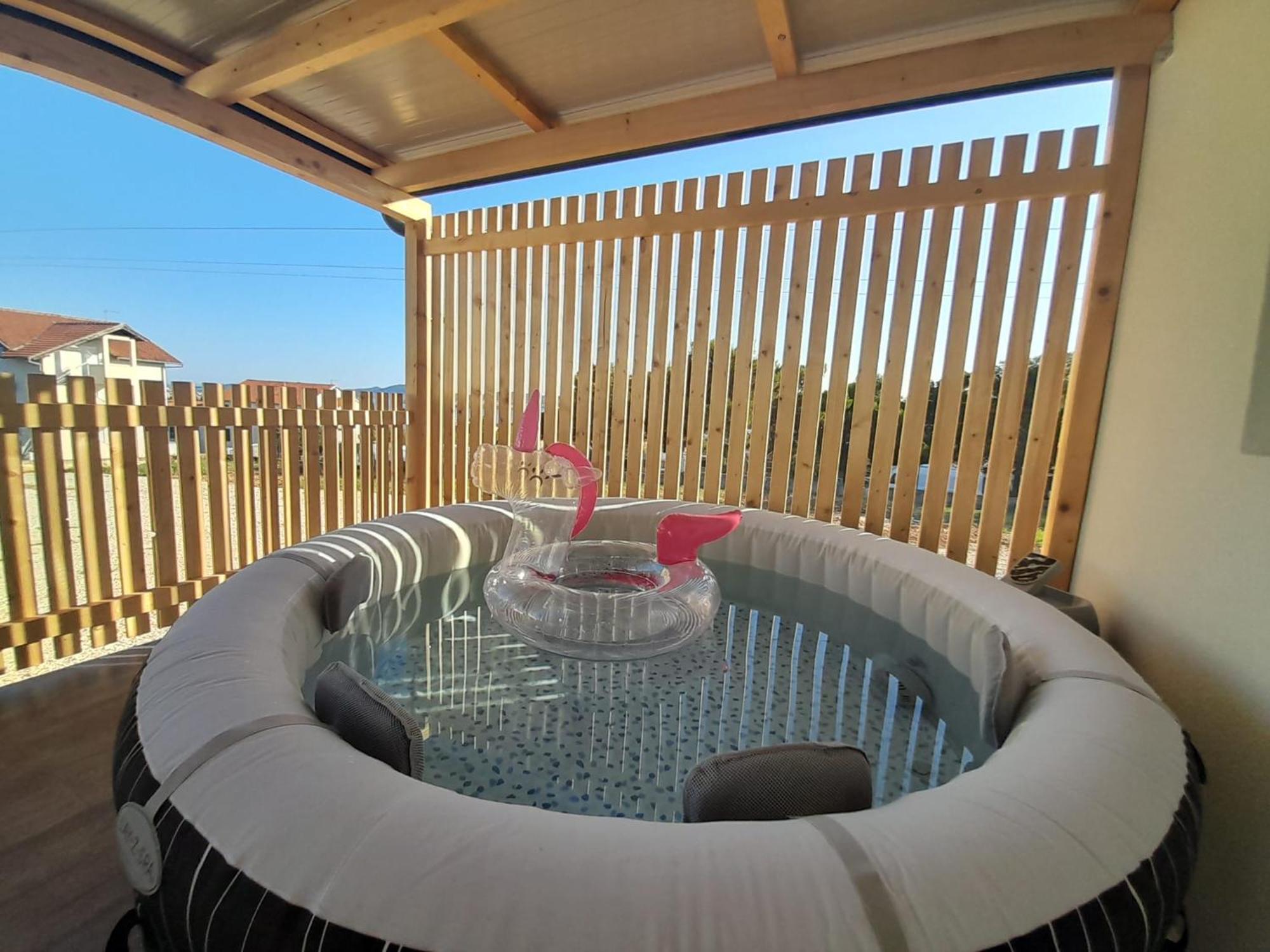 דירות סבטי פיליפ אי ג'קוב Tiny House Lily With Jacuzzi מראה חיצוני תמונה